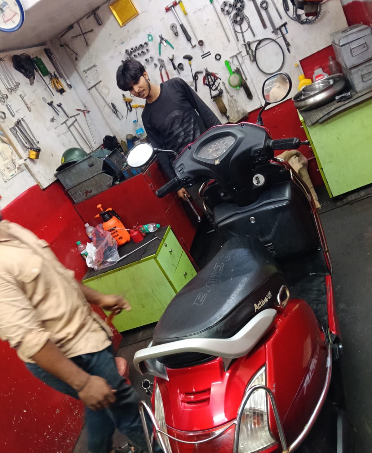 Honda Activa periodic service and tool wall diagnostics in partner garage